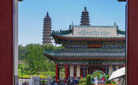 Explore Taiyuan's Antique Market and Northern Qi Murals