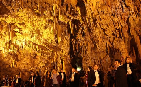 Half-Day Tour of Melissani Lake and Drogarati Cave in Argostolion