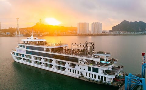 Halong Bay Day Cruise with Lunch and Scenic Views