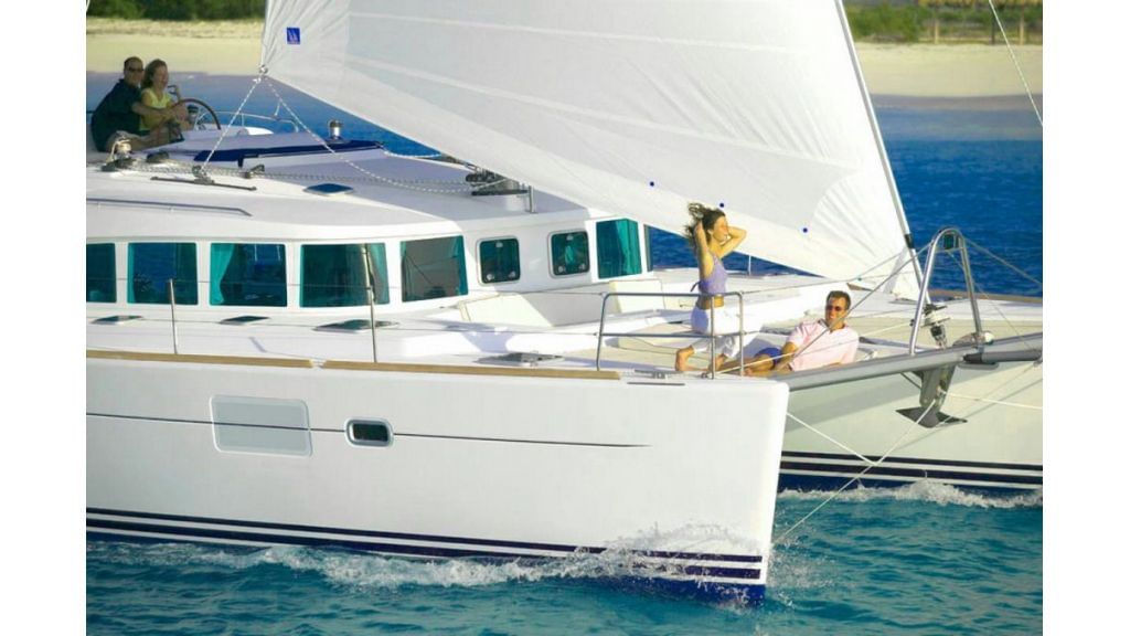 Purjehdi ylellisellä katamaraanilla Helsingissä