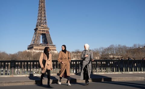 Eiffel Tower Couple Photoshoot Experience in Paris