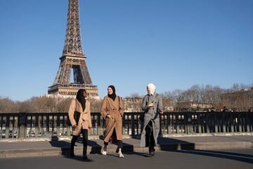 Eiffel Tower Couple Photoshoot Experience in Paris