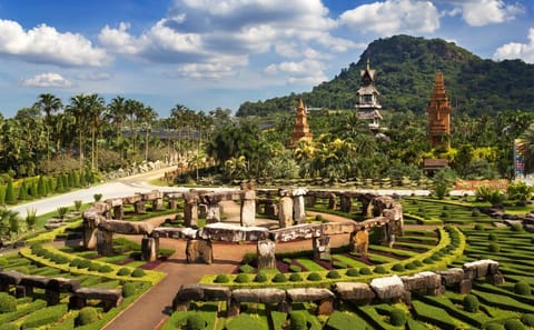 Pattaya Beach Relaxation Tour from Bangkok with Transfers