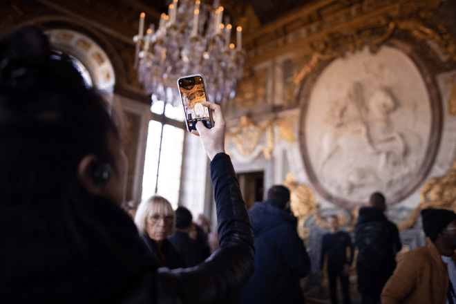 OPTION Family friendly private tour of Versailles Palace & Gardens