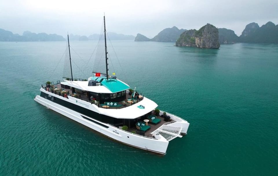 Luxurious Day Tour of Halong and Lan Ha Bay from Hanoi