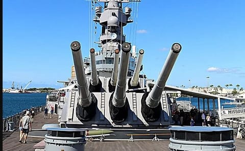 Pearl Harbor and Battleship Missouri Day Tour in Honolulu