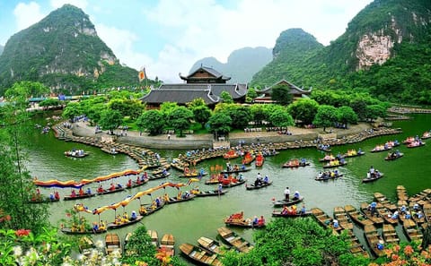 Private Day Tour of Ninh Binh: Hoa Lư, Trang An, Cycling