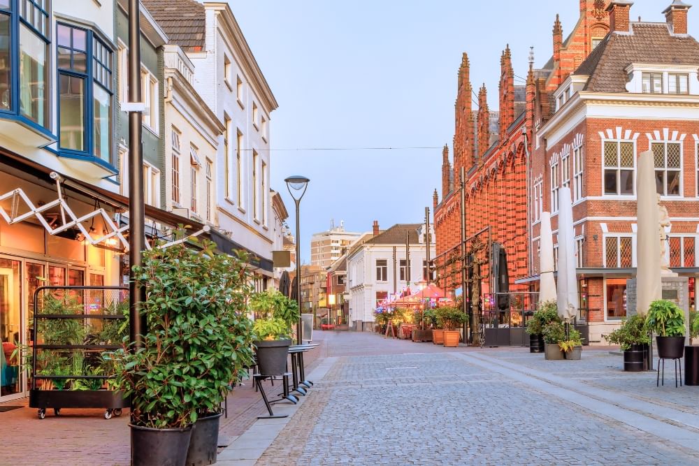 Early morning light at Jansplein along the route of the self-guided scavenger hunt City Detective Arnhem. 
