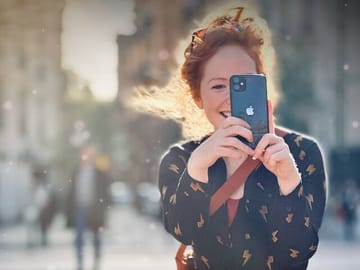 Have fun while you're learning photography techniques on the phone photography course in Barcelona