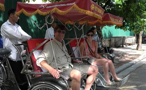 (5 Hours) 3 in 1 Special Tour: Cyclo, Street Food Tour & Foot Spa