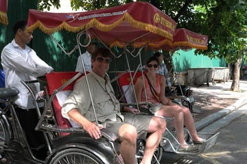 (5 Hours) 3 in 1 Special Tour: Cyclo, Street Food Tour & Foot Spa