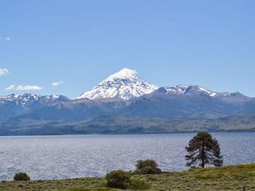 Lake Huechulafquen and Lanin Volcano Day Trip