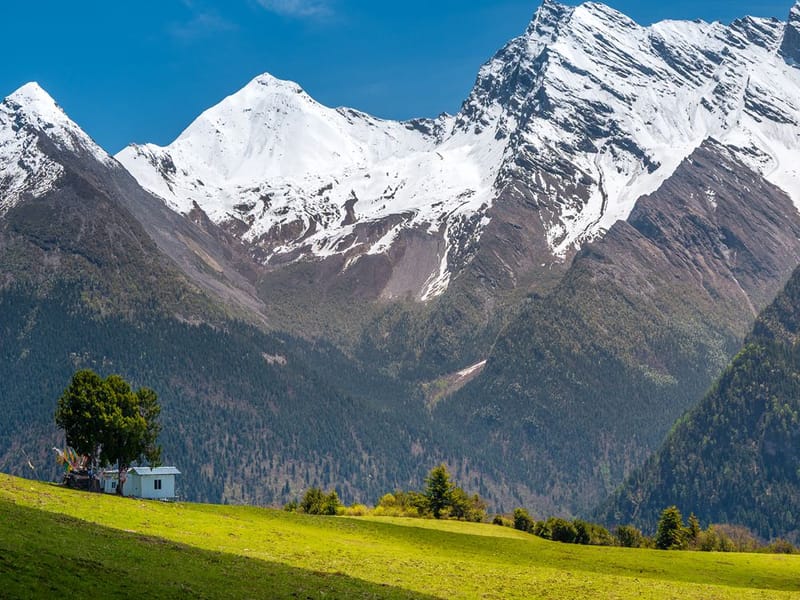 Da'erpu Hidden Alpine Lakes 2-Day Trek near Mount Siguniang
