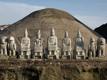 Mount Nemrut’s legendary statues — a timeless panorama on the summit ridge.