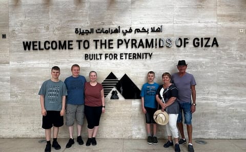 Private Full-Day Tour of Giza Pyramids and Cairo Museum