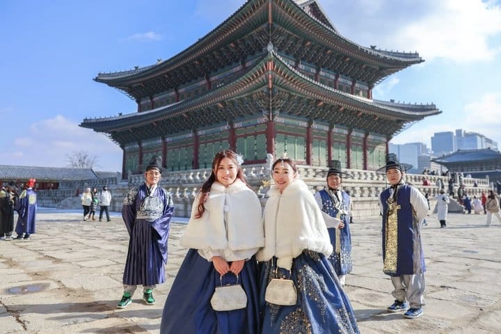 Korea hanbok private photoshoot in gyeongbokgung palace (family/group)
