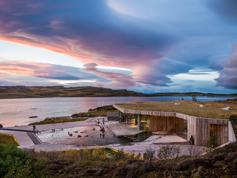 A picture showing Vök baths reception house located on the banks of lake Urriðavatn.