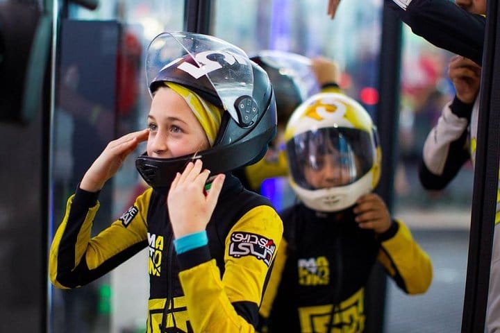 Gear Up: They will give you a flight suit, safety goggles and a helmet. Please wear lace-up sports shoes for your flight.