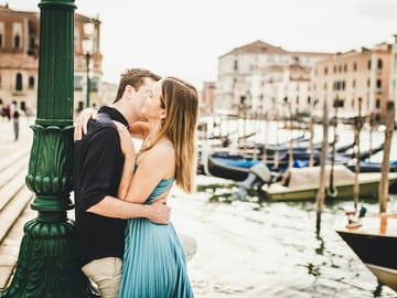 Romantic Couple Photoshoot Walking Tour in Venice