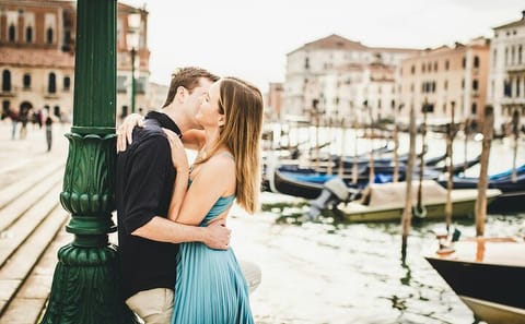 Romantic Couple Photoshoot Walking Tour in Venice