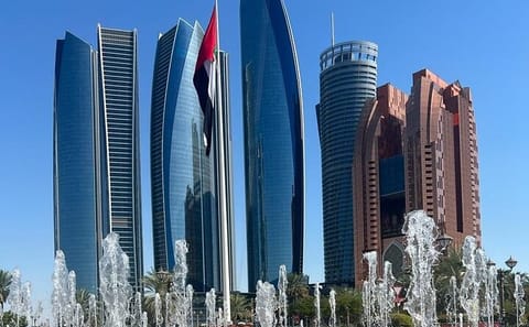 Abu Dhabi Cultural Tour: Sheikh Zayed Mosque and Emirates Palace