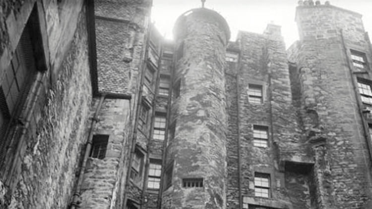 GT-ES Edinburgh: 2-Hour Nighttime Ghost Tour - Spanish Tour Guide