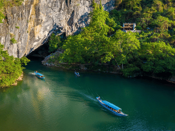 Paradise Cave and Mooc Spring Guided Tour from Dong Hoi