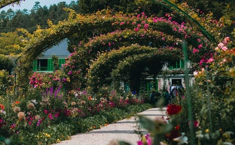 Giverny Day Trip: Explore Monet's House and Gardens