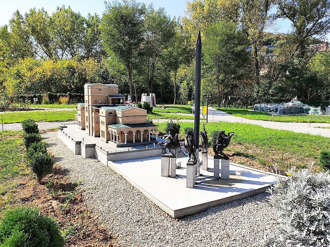 Guide and Entrance for the Mini Bulgaria Park near Veliko Tarnovo 3