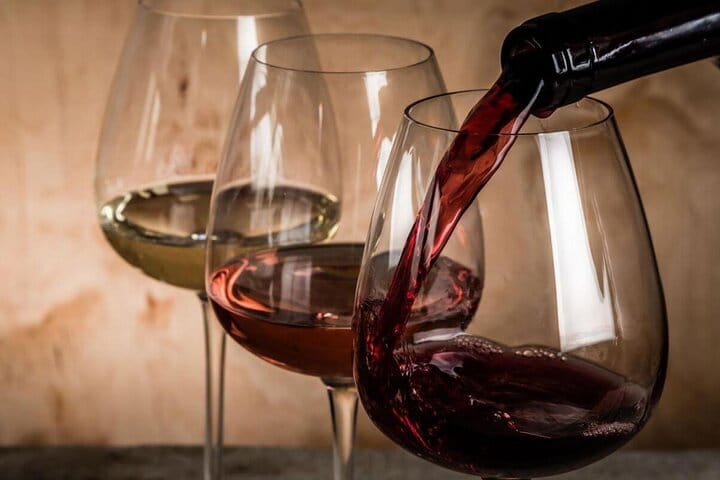 Enjoy a wine tasting with an official wine tour guide / oenologist
