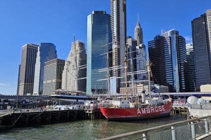 New York: Wall Street Finance & Power, 9/11 memorial & the Bull