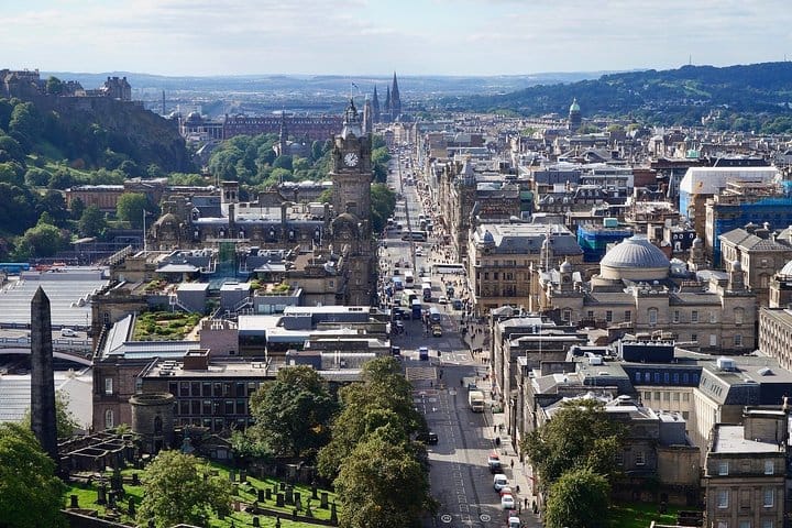 Edinburgh Private Walking tour with a Professional Guide 2