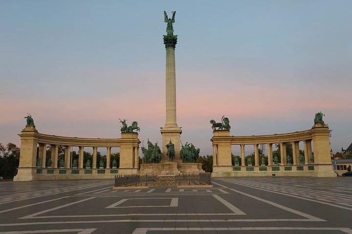 Speed boat cruise on Budapest Danube river and private airport transfer package 3