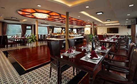 Luxury 2-Day Cruise and Kayaking Tour in Ha Long Bay
