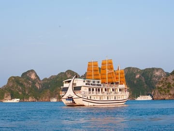 Hanoi to Halong Bay: 2-Day Royal Palace Cruise with Cave,Island