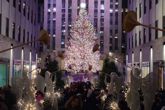 NYC: Holiday Walking Tour 5th Ave, Rockefeller Tree & Xmas Village in Spanish