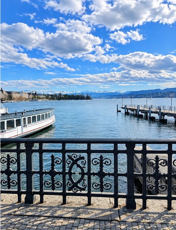 O lago de Zurique, com o barco no cais.