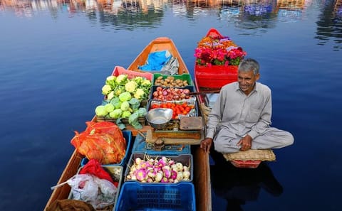 Srinagar Three-Day Cultural Tour with Transfers and Hotel Stay