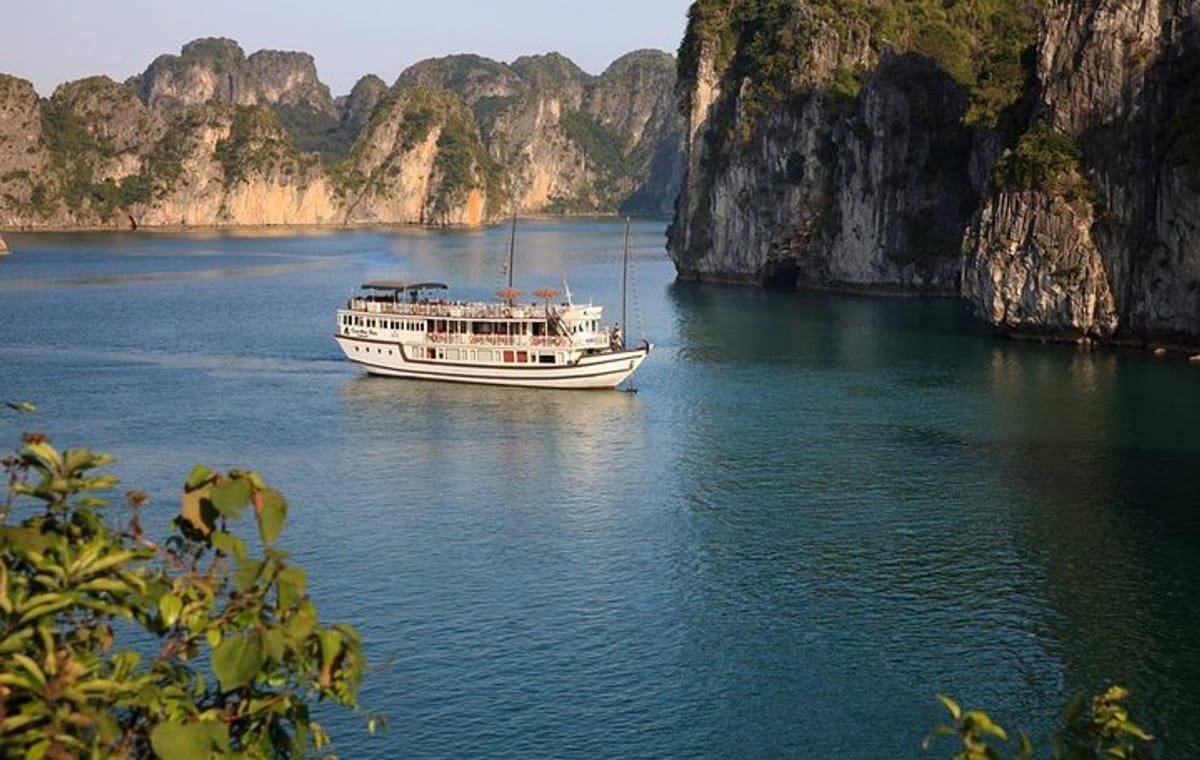 Bai Tu Long bay Boutique Cruise 2D/1N: Kayaking, swimming at pristine places
