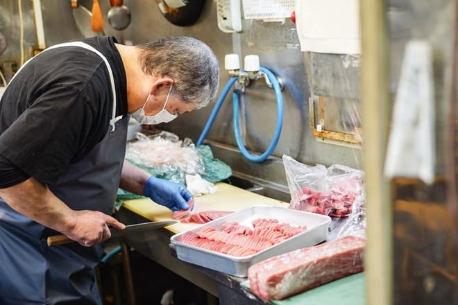 Tsukiji Fish Market: Behind the Scenes & 10 Seafood Tastings 5