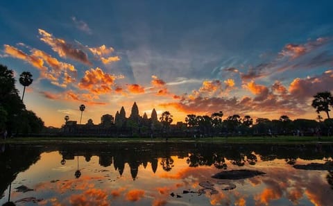 Private Angkor Wat Sunrise and Temple Highlights Tour