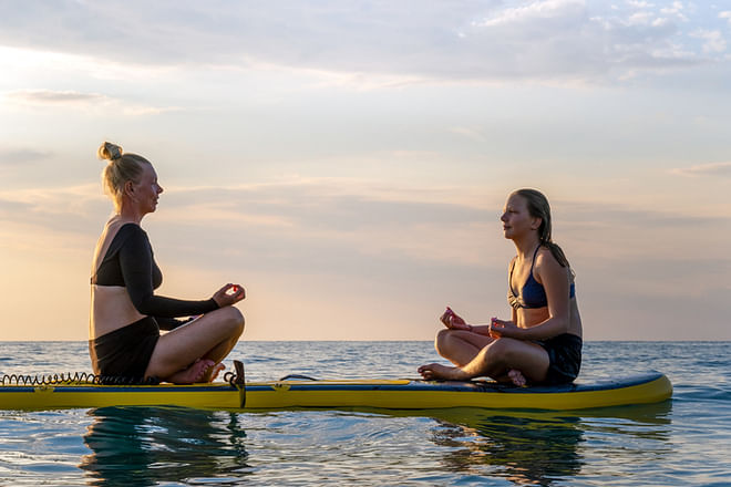 Sesiones de stand up paddle yoga en Isla Canela