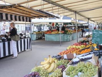 Culinary Tour of Versailles: Tasting Local Delicacies