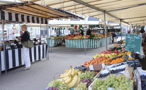 Culinary Tour of Versailles: Tasting Local Delicacies