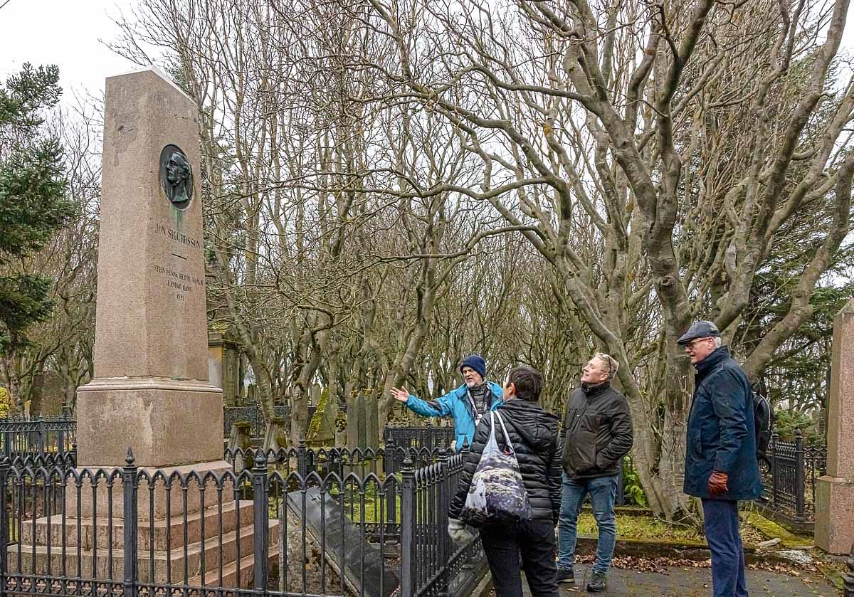 A private Folklore tour at Hólavallakirkjugarður cemetary