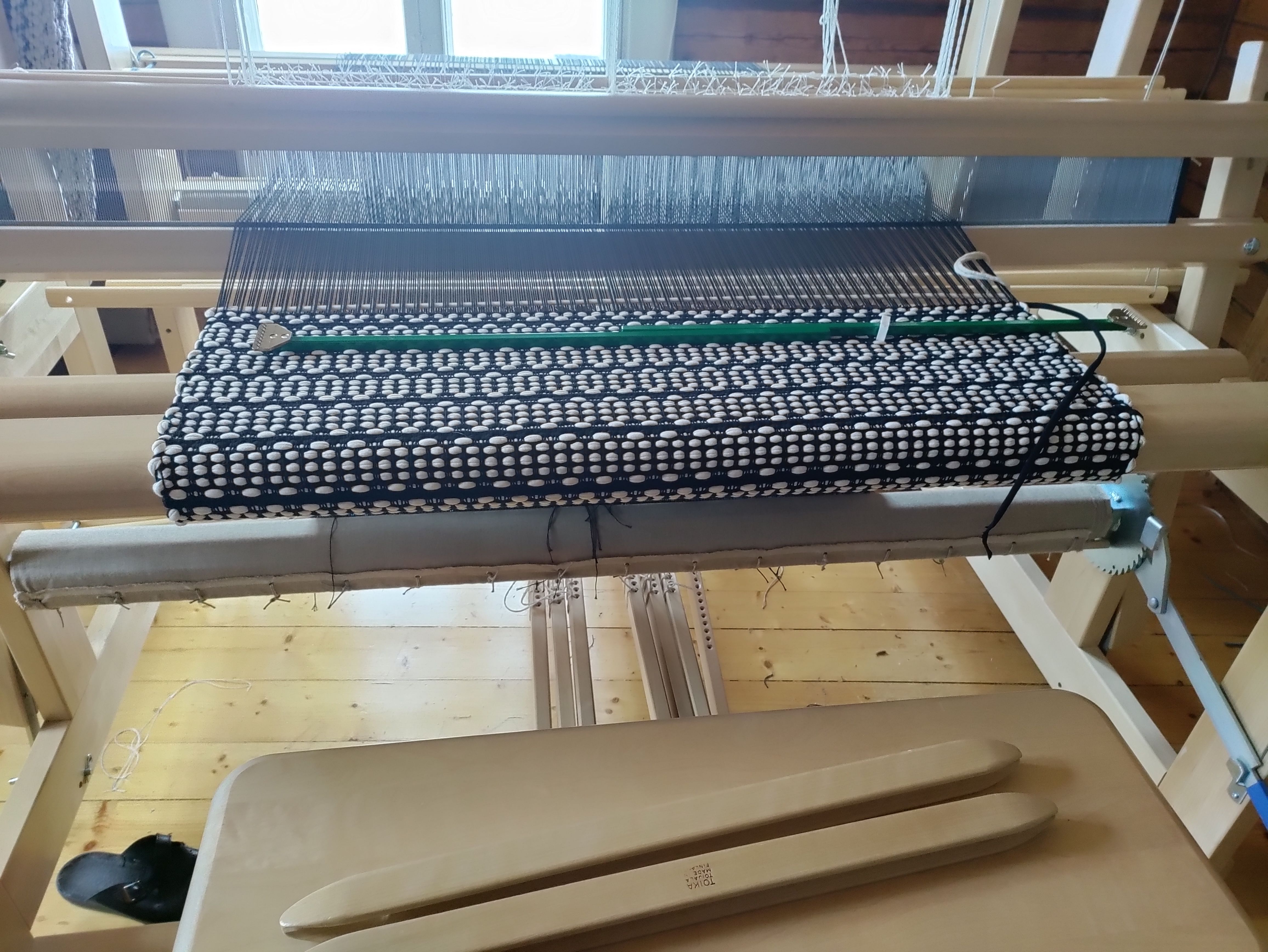 Weaving a carpet