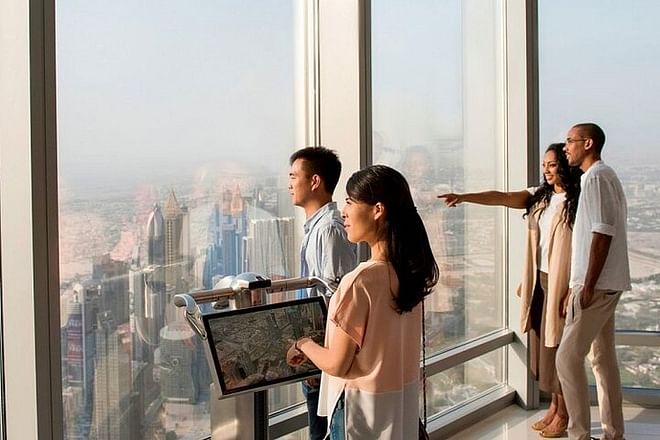 Burj Khalifa en lo más alto de las entradas de las plantas 124 a 125
