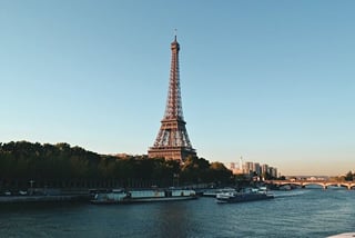 CDG Transfer with Eiffel Lunch Cruise with la Vallee village