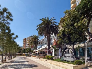 Saranda city tour with Lekursi Castle and Blue Eye kayaking