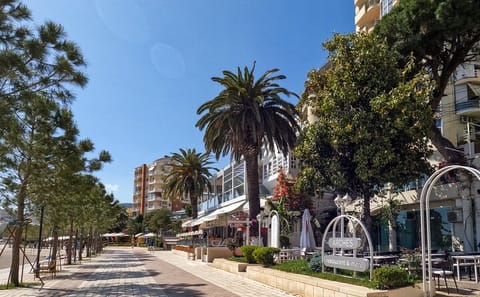 Saranda city tour with Lekursi Castle and Blue Eye kayaking